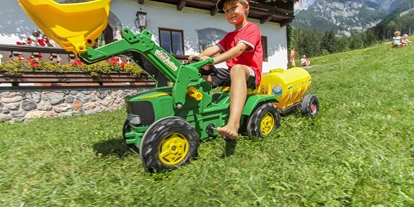 Pensionen - Parkplatz: kostenlos bei der Pension - Leogang - ein richtiger Bauer mit Traktor - Urlaubsparadies Liebmannhof