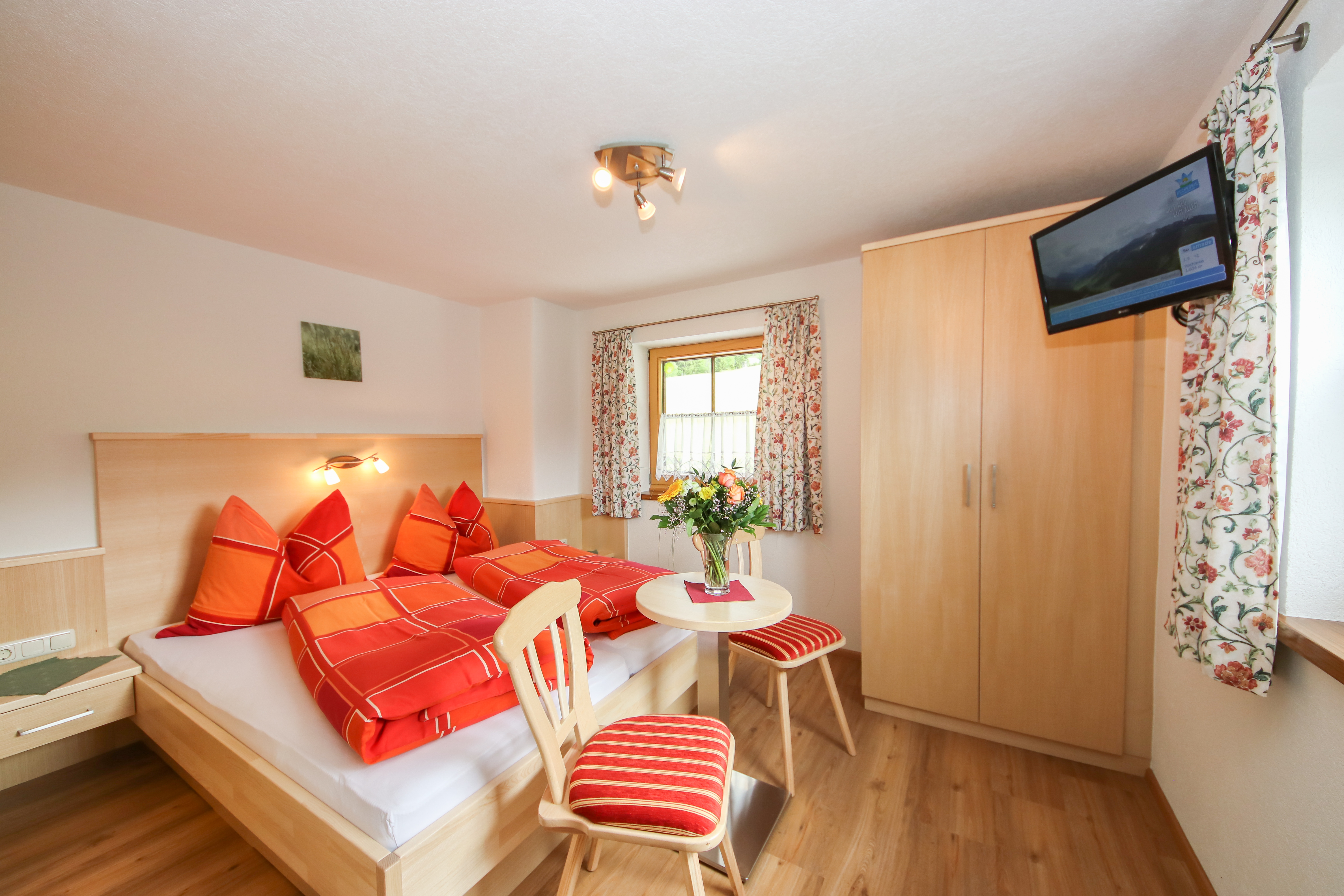 Frühstückspension: Doppelzimmer Schönfeldspitz mit Blick auf die Schönfeldspitze - Urlaubsparadies Liebmannhof