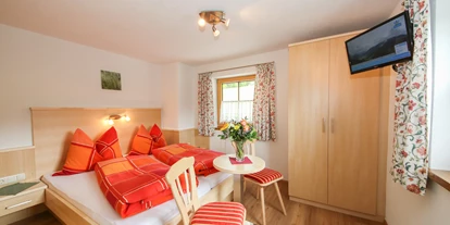 Pensionen - Parkplatz: kostenlos bei der Pension - Leogang - Doppelzimmer Schönfeldspitz mit Blick auf die Schönfeldspitze - Urlaubsparadies Liebmannhof