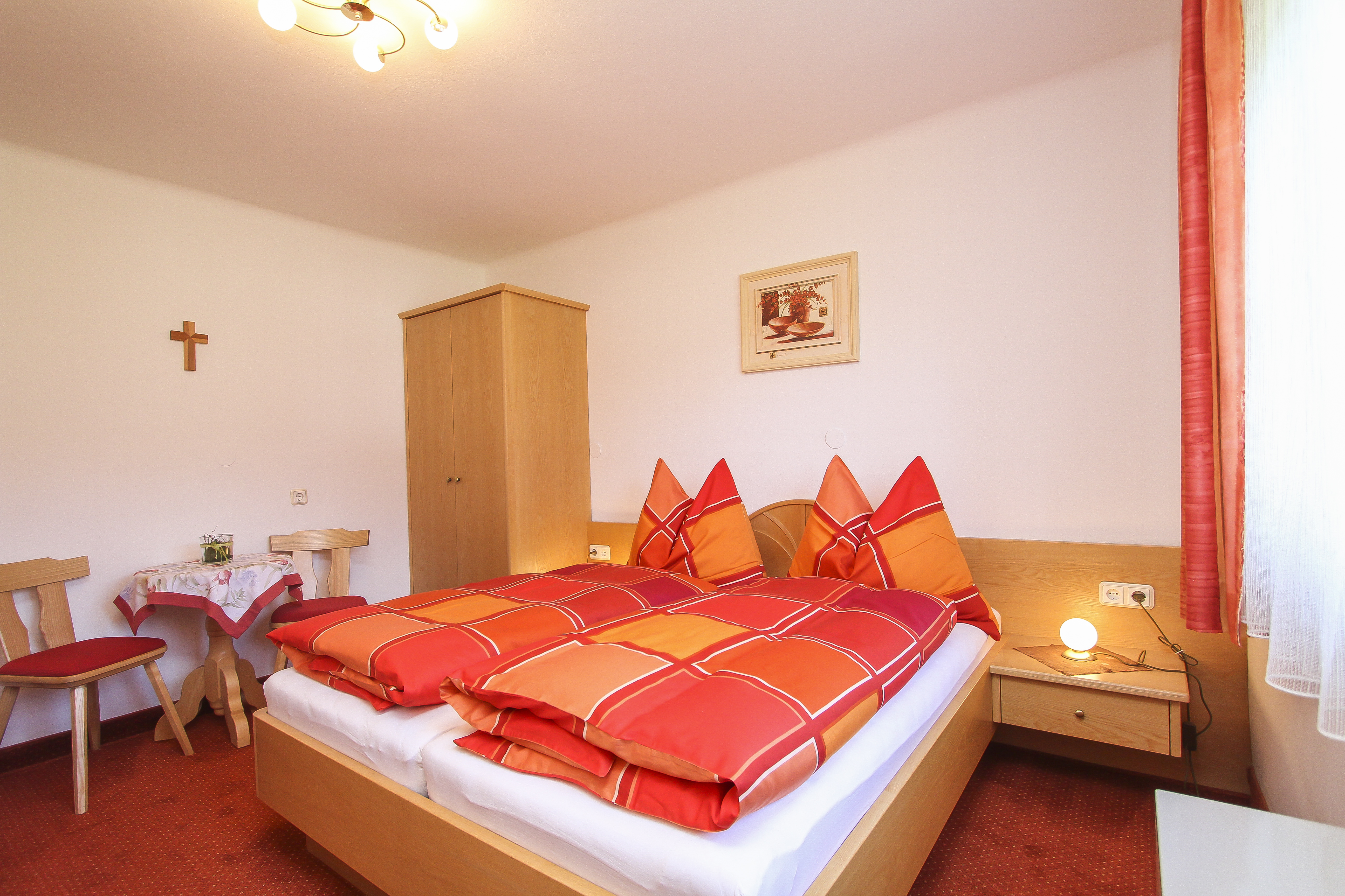 Frühstückspension: Doppelzimmer Schöneck mit DU/WC, Fernseher mit KTV, Radiowecker, Fön, Zimmersafe und gratis W-LAN - Urlaubsparadies Liebmannhof