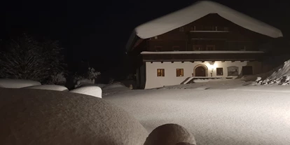 Pensionen - Parkplatz: kostenlos bei der Pension - Leogang - Liebmannhof bei Nacht im Winter - Urlaubsparadies Liebmannhof