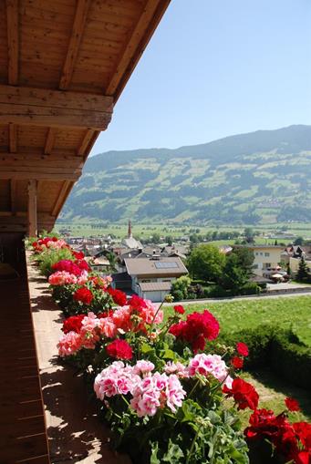 Frühstückspension: Sportpension Christina  . Blick ins Zillertal - Sportpension Christina