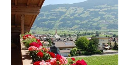 Pensionen - Parkplatz: kostenlos bei der Pension - Alpbach - Sportpension Christina  . Blick ins Zillertal - Sportpension Christina