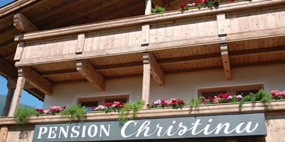 Pensionen - Parkplatz: kostenlos bei der Pension - Alpbach - Sportpension Christina  - Balkone - Sportpension Christina