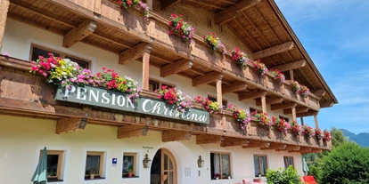 Pensionen - Parkplatz: kostenlos bei der Pension - Alpbach - Sportpension Christina  - Aussenansicht - Sportpension Christina