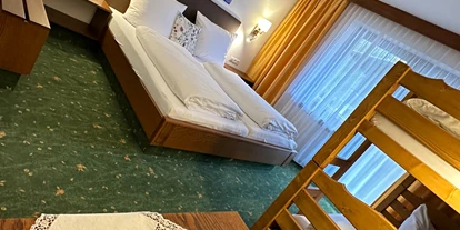 Pensionen - Parkplatz: kostenlos bei der Pension - Alpbach - Sportpension Christina  - Familienzimmer - Sportpension Christina