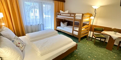 Pensionen - Parkplatz: kostenlos bei der Pension - Alpbach - Sportpension Christina  - Familienzimmer - Sportpension Christina