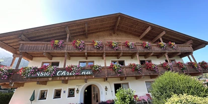 Pensionen - Parkplatz: kostenlos bei der Pension - Alpbach - Sportpension Christian  - Entree - Sportpension Christina