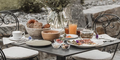 Pensionen - Parkplatz: kostenlos bei der Pension - Alpbach - FRÜHSTÜCKSGLÜCK: hofeigene und regionale Produkte, hausgemachte Spezialitäten, Eier von glücklichen Hühnern, cremiger Kaffee - so servieren wir dir duftende Gaumenschmeichler Tag für Tag. Nehmt Platz an eurem Lieblingsfrühstückstisch - ob auf der Sonnenterrasse, in der heimeligen Stube oder in der gemütlichen Lounge. Hier schmeckst du Heimat und startest gestärkt deine Erkundungstour. - ASTER Boutique Hotel & Chalets