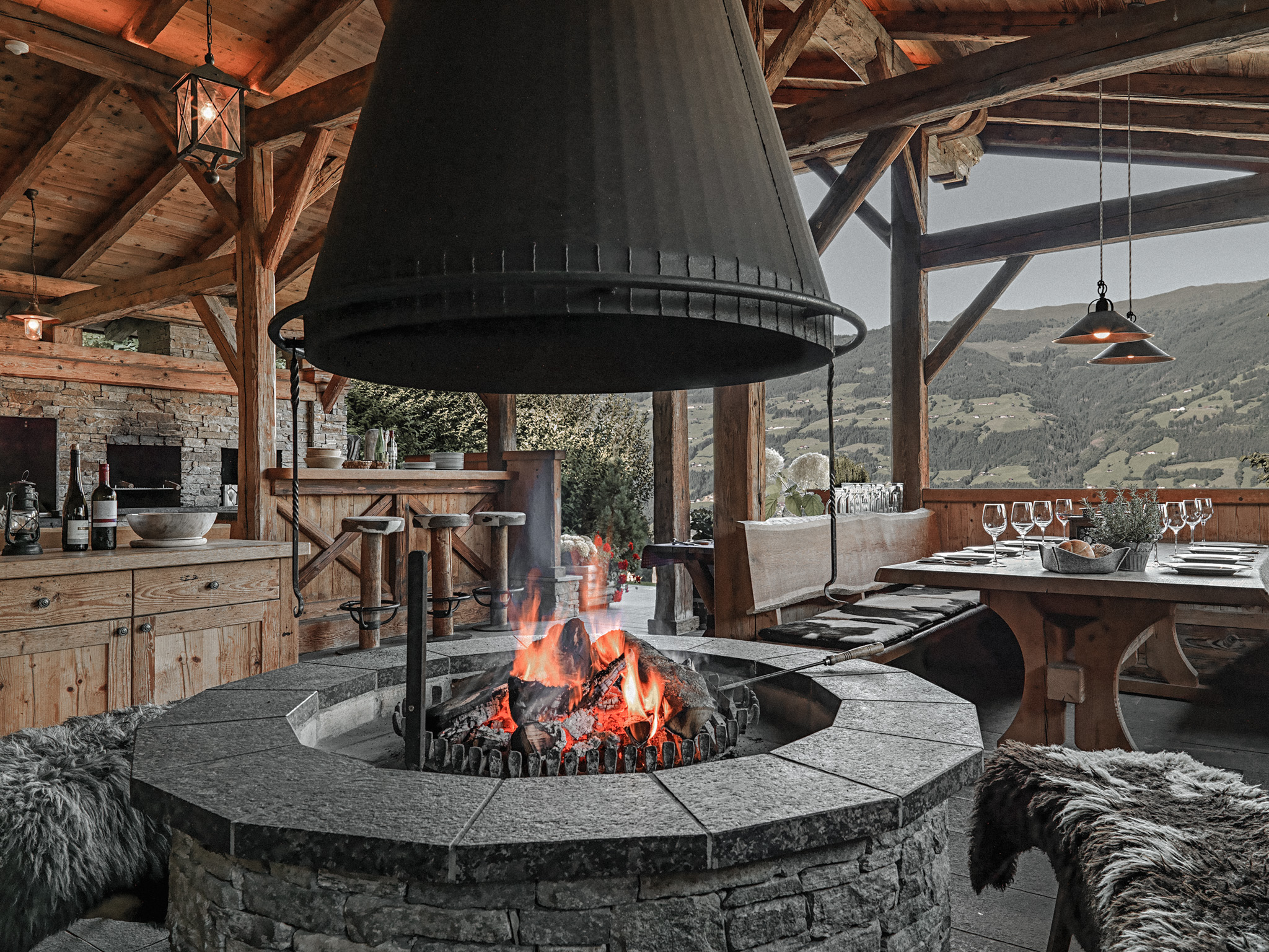 Frühstückspension: Das Feuer knistert leise vor sich hin. Die letzten Sonnenstrahlen des Tages hüllen unsere Berge in ein magisches Licht. Ihr lasst euren abenteuerreichen Tag in gemütlicher Runde noch einmal Revue passieren. Ein Abend in unserer Grillhittn, ob mit der Familie oder mit Freunden, ist ein wahres Erlebnis. - ASTER Boutique Hotel & Chalets