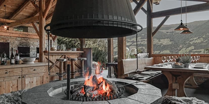 Pensionen - Parkplatz: kostenlos bei der Pension - Alpbach - Das Feuer knistert leise vor sich hin. Die letzten Sonnenstrahlen des Tages hüllen unsere Berge in ein magisches Licht. Ihr lasst euren abenteuerreichen Tag in gemütlicher Runde noch einmal Revue passieren. Ein Abend in unserer Grillhittn, ob mit der Familie oder mit Freunden, ist ein wahres Erlebnis. - ASTER Boutique Hotel & Chalets