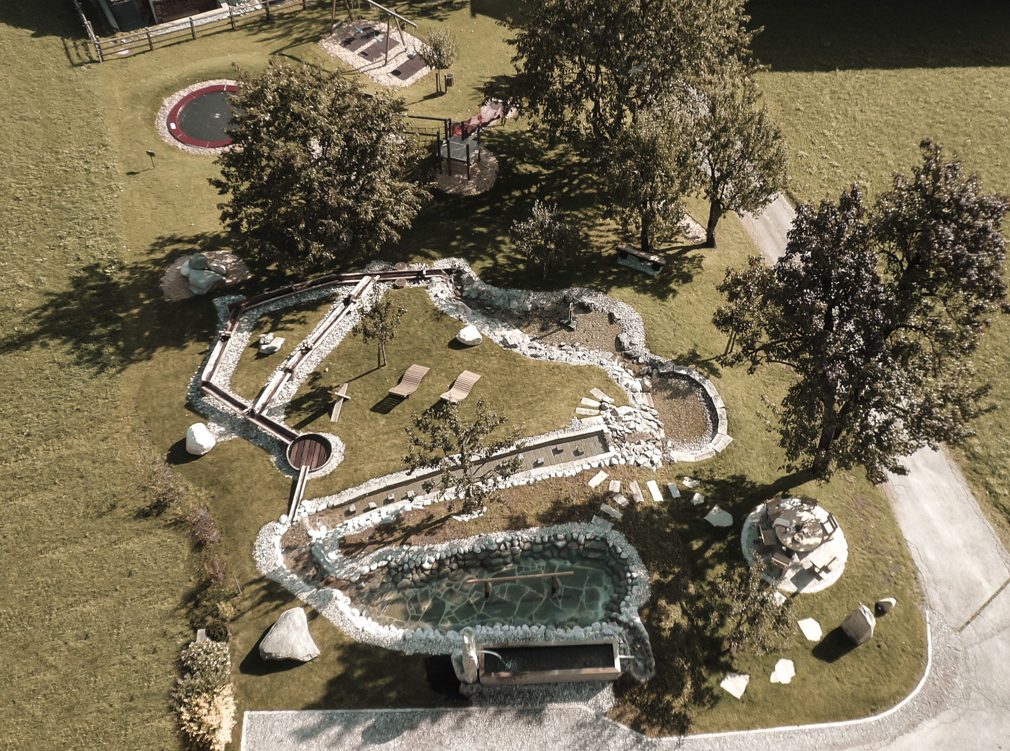 Frühstückspension: KINDER-NATURPARADIES
Spaß und Abenteuer für Groß und Klein
Die Gartenlandschaft mit unserer ASTERquelle und der Wasserpark mit Kneipp- und Plantschbecken macht die Natur und ihre Elemente bereits für unsere kleinen Gäste erlebbar.  - ASTER Boutique Hotel & Chalets