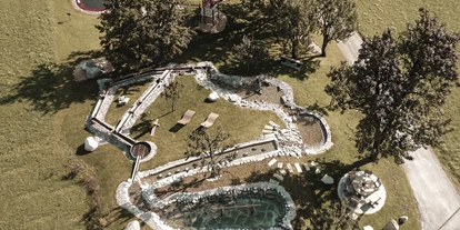 Pensionen - Parkplatz: kostenlos bei der Pension - Alpbach - KINDER-NATURPARADIES
Spaß und Abenteuer für Groß und Klein
Die Gartenlandschaft mit unserer ASTERquelle und der Wasserpark mit Kneipp- und Plantschbecken macht die Natur und ihre Elemente bereits für unsere kleinen Gäste erlebbar.  - ASTER Boutique Hotel & Chalets