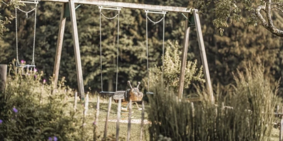 Pensionen - Parkplatz: kostenlos bei der Pension - Alpbach - Der Spielplatz bringt die Kids mit einem Trampolin, Slackline, Kletterturm, Schaukeln und Wellenrutsche in Bewegung und ist der richtige Ort um sich auszutoben. - ASTER Boutique Hotel & Chalets