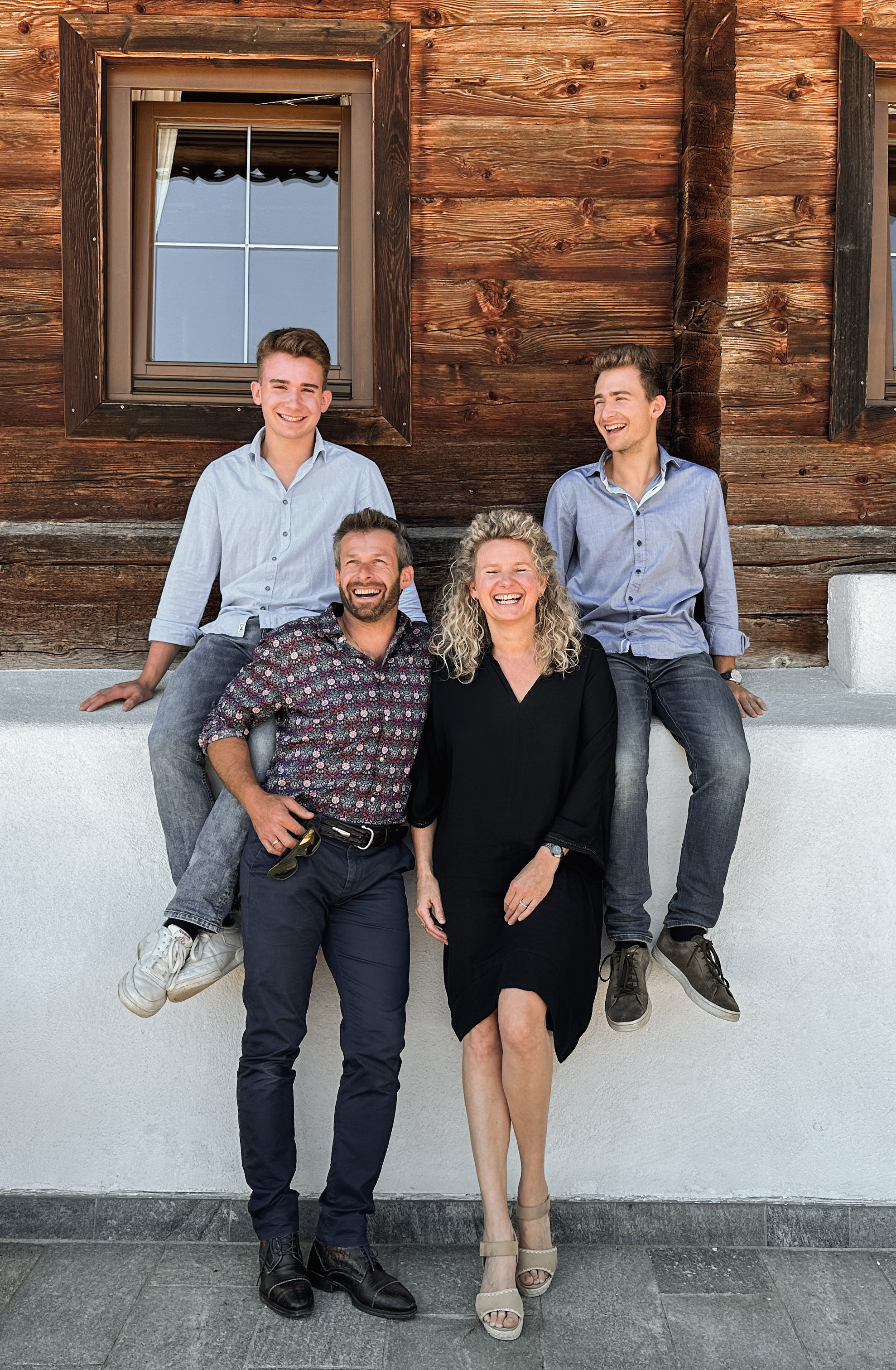 Frühstückspension: DAS SIND WIR
Anni & Patrick, Rudi & Franzl.
Seit 1978 empfangen wir Gäste bei uns zu Hause am ASTERhof. Hier sind wir daheim, leben und arbeiten - am wohl schönsten Ort des Zillertals. Voller Dankbarkeit freuen wir uns auch euch unvergessliche Augenblicke und Momente zu ermöglichen. - ASTER Boutique Hotel & Chalets