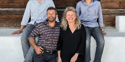 Pensionen - Parkplatz: kostenlos bei der Pension - Alpbach - DAS SIND WIR
Anni & Patrick, Rudi & Franzl.
Seit 1978 empfangen wir Gäste bei uns zu Hause am ASTERhof. Hier sind wir daheim, leben und arbeiten - am wohl schönsten Ort des Zillertals. Voller Dankbarkeit freuen wir uns auch euch unvergessliche Augenblicke und Momente zu ermöglichen. - ASTER Boutique Hotel & Chalets