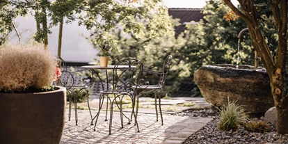 Pensionen - Parkplatz: kostenlos bei der Pension - Alpbach - hier servieren wir dir einen erfrischenden Sommercocktail und kannst dem Plätschern des Brunnen lauschen - ASTER Boutique Hotel & Chalets