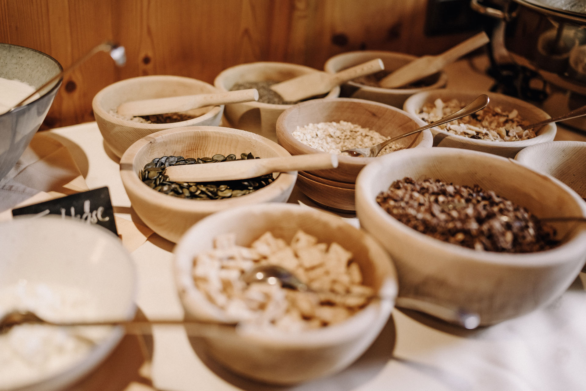 Frühstückspension: beim Frühstück verwöhnen wir dich mit Müsli & hausgemachtem Joghurt - ASTER Boutique Hotel & Chalets