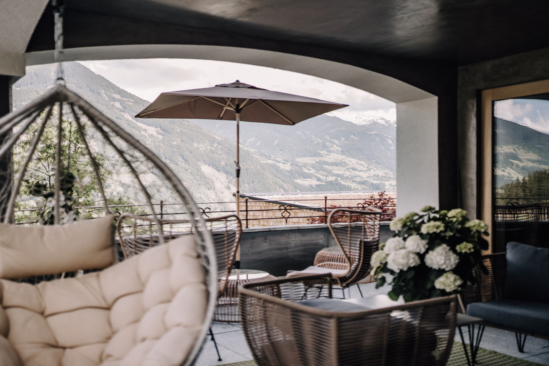 Frühstückspension: Unser talentierter Barkeeper mixt Dir Deine Lieblingsgetränke, während Du in gemütlicher Atmosphäre entspannst.

Dazu bieten wir eine verlockende Auswahl an Snacks – von knackigen Salaten bis hin zu herzhaften Häppchen, perfekt zum Teilen oder für den kleinen Hunger zwischendurch. Mach es Dir bequem und lass Dich kulinarisch verwöhnen. - ASTER Boutique Hotel & Chalets