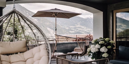 Pensionen - Parkplatz: kostenlos bei der Pension - Alpbach - Unser talentierter Barkeeper mixt Dir Deine Lieblingsgetränke, während Du in gemütlicher Atmosphäre entspannst.
Dazu bieten wir eine verlockende Auswahl an Snacks – von knackigen Salaten bis hin zu herzhaften Häppchen, perfekt zum Teilen oder für den kleinen Hunger zwischendurch. Mach es Dir bequem und lass Dich kulinarisch verwöhnen. - ASTER Boutique Hotel & Chalets