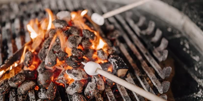 Pensionen - Parkplatz: kostenlos bei der Pension - Alpbach - Ein Abend in unserer Grillhittn, ob mit der Familie oder mit Freunden, ist ein wahres Erlebnis.
Drei Feuerstellen stehen für euch zum Grillen bereit. Am Lagerfeuer und in der heimeligen Stube bleibt die Zeit für einen Augenblick stehen - ASTER Boutique Hotel & Chalets