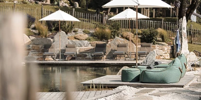 Pensionen - Parkplatz: kostenlos bei der Pension - Alpbach - ASTER Bergsee
Belebend & frei - unser erfrischender Naturpool - ganz ohne Chemie.
Mit kristallklarem Wasser der hofeigenen ASTERquelle.
Die perfekte Abkühlung im Sommer und ein natürliches Eisbad im Winter oder nach der Sauna.
Idyllisch im Garten gebettet, verbringst du entschleunigte Stunden auf dem Sonnendeck. - ASTER Boutique Hotel & Chalets