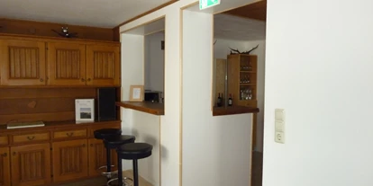 Pensionen - Parkplatz: kostenlos bei der Pension - Leogang - Kleine (selbstbedienungs)-Hausbar wo Sie sich etwas zum trinken nehmen können. - Pension zu Hause