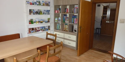 Pensionen - Parkplatz: kostenlos bei der Pension - Leogang - In unserem kleinen Gästewohnzimmer finden Sie verschiedene Prospekte mit tolle Ausflüge, einen Schrank mit Bücher und verschiedene Spielsachen für Kinder. - Pension zu Hause