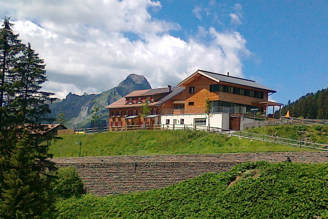 Frühstückspension: "Schwarzmann's" im Sommer. Auf einer Anhöhe gelegenes Haus mit 360° Panoramablick auf die umliegende Bergwelt - Schwarzmann's Ferienwohnungen
