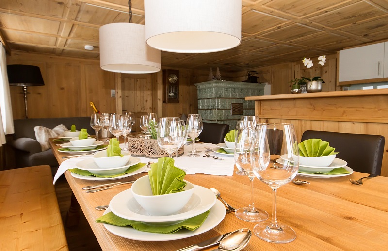 Frühstückspension: Suite "Almrausch" alte Walserstube mit Esstisch und Küche - Schwarzmann's Ferienwohnungen