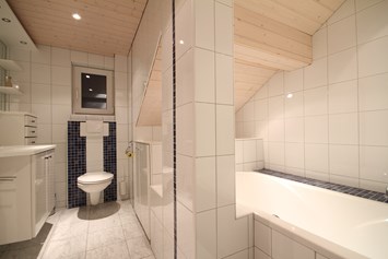 Frühstückspension: "Panorama" hat 2 Bäder, ein Bad mit Dusche und Wanne sowie WC, ein Bad mit Dusche und ein extra WC - Schwarzmann's Ferienwohnungen