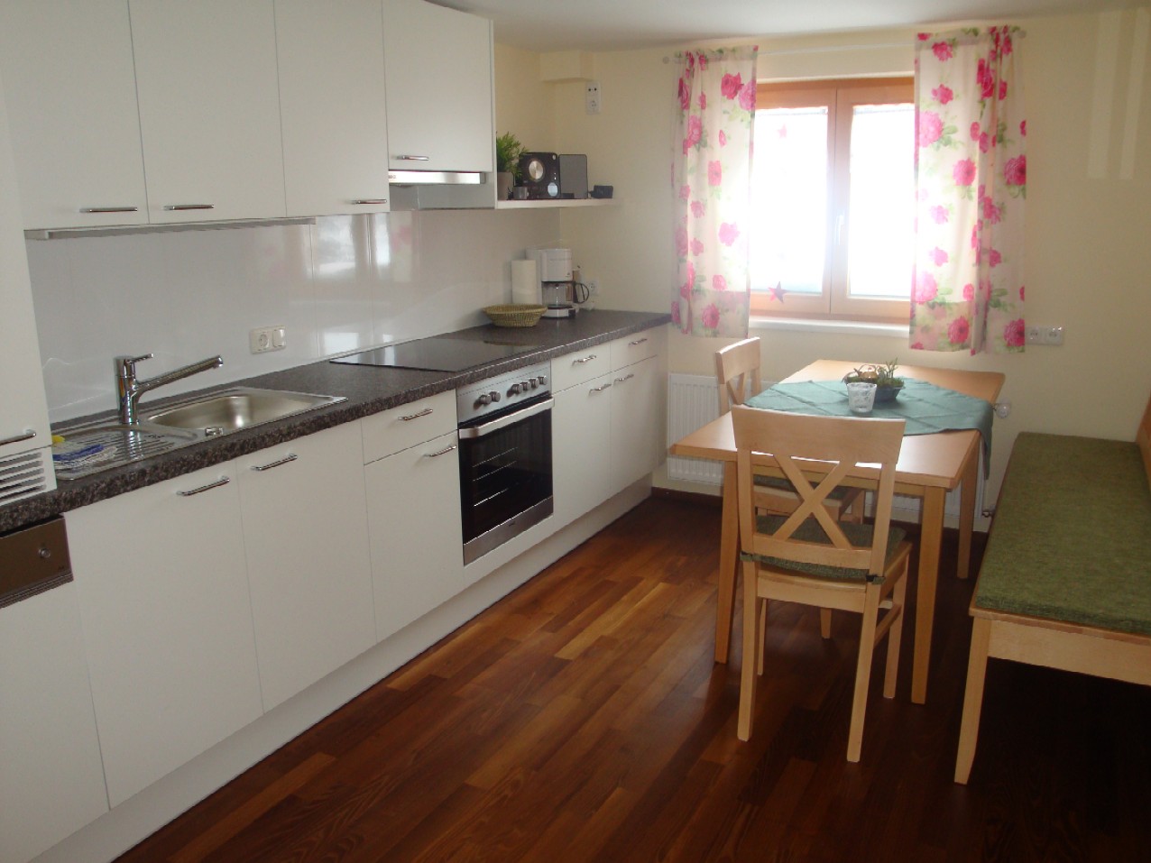 Frühstückspension: Wohnung "Edelweiß" Küche mit Esstisch - Schwarzmann's Ferienwohnungen