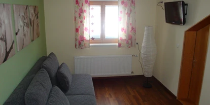 Pensionen - Garten - Vorarlberg - "Edelweiß" Zimmer 2 als Wohnzimmer - Schwarzmann's Ferienwohnungen