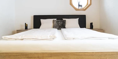 Pensionen - Garten - Vorarlberg - Apart DG - Schlafzimmer 1 - Bergwelt-M