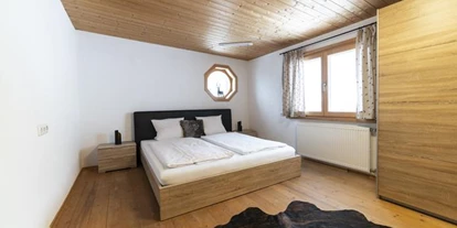 Pensionen - Garten - Vorarlberg - Apart DG - Schlafzimmer 1 - Bergwelt-M
