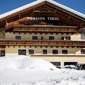 Frühstückspension: Außenansicht Winter - Pension Tirol