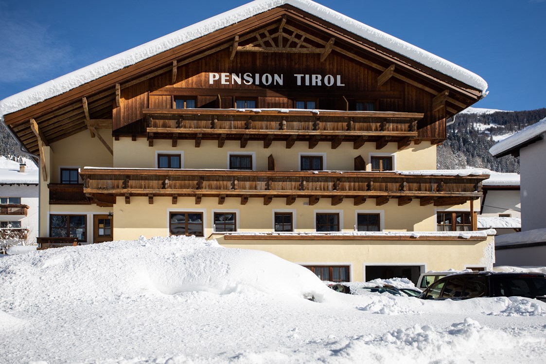 Frühstückspension: Außenansicht Winter - Pension Tirol
