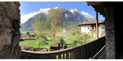 Pensionen - Frühstück: Frühstücksbuffet - Osttirol - Der ***Steinerhof von unserem Stadelbalkon aus. 
Im Hintergrund die Lienzer Dolomiten - Gästehaus Steinerhof
