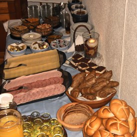 Frühstückspension: Frühstücksbuffet - Strasserhof Söll