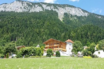 Frühstückspension: Das Landhaus Ager befindet sich direkt neben dem Hotel AlpenSchlössl auf einer kleinen Hochebene 2,5 km vom Ortszentrum Söll am Wilden Kaiser entfernt. - Landhaus Ager