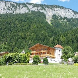 Frühstückspension: Das Landhaus Ager befindet sich direkt neben dem Hotel AlpenSchlössl auf einer kleinen Hochebene 2,5 km vom Ortszentrum Söll am Wilden Kaiser entfernt. - Landhaus Ager
