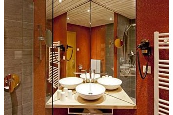 Frühstückspension: Badezimmer mit DU/WC im Landhaus Ager in Söll am Wilden Kaiser - Landhaus Ager