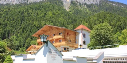 Pensionen - Parkplatz: kostenlos bei der Pension - Alpbach - Das Landhaus Ager beherbergt gemütliche Doppelzimmer. Hotel AlpenSchlössl und Landhaus Ager sind durch einen unterirdischen Gang verbunden. So erreichen unsere Gäste ganz einfach den weitläufigen Wellnessbereich. Auch im Landhaus Ager genießen unsere Gäste alle Vorzüge eines Urlaubes im 4-Sterne-Hotel AlpenSchlössl. - Landhaus Ager