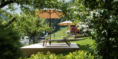 Pensionen - Parkplatz: kostenlos bei der Pension - Alpbach - Sonnenliegen im Schlösslgarten. Kraft tanken in der Natur? In unserem Schlösslgarten geht das ganz einfach! Nehmen Sie Platz und lassen Sie die Umgebung auf sich wirken – zurücklehnen und entspannen. Ihre Bedürfnisse stehen dabei im Mittelpunkt.  - Landhaus Ager