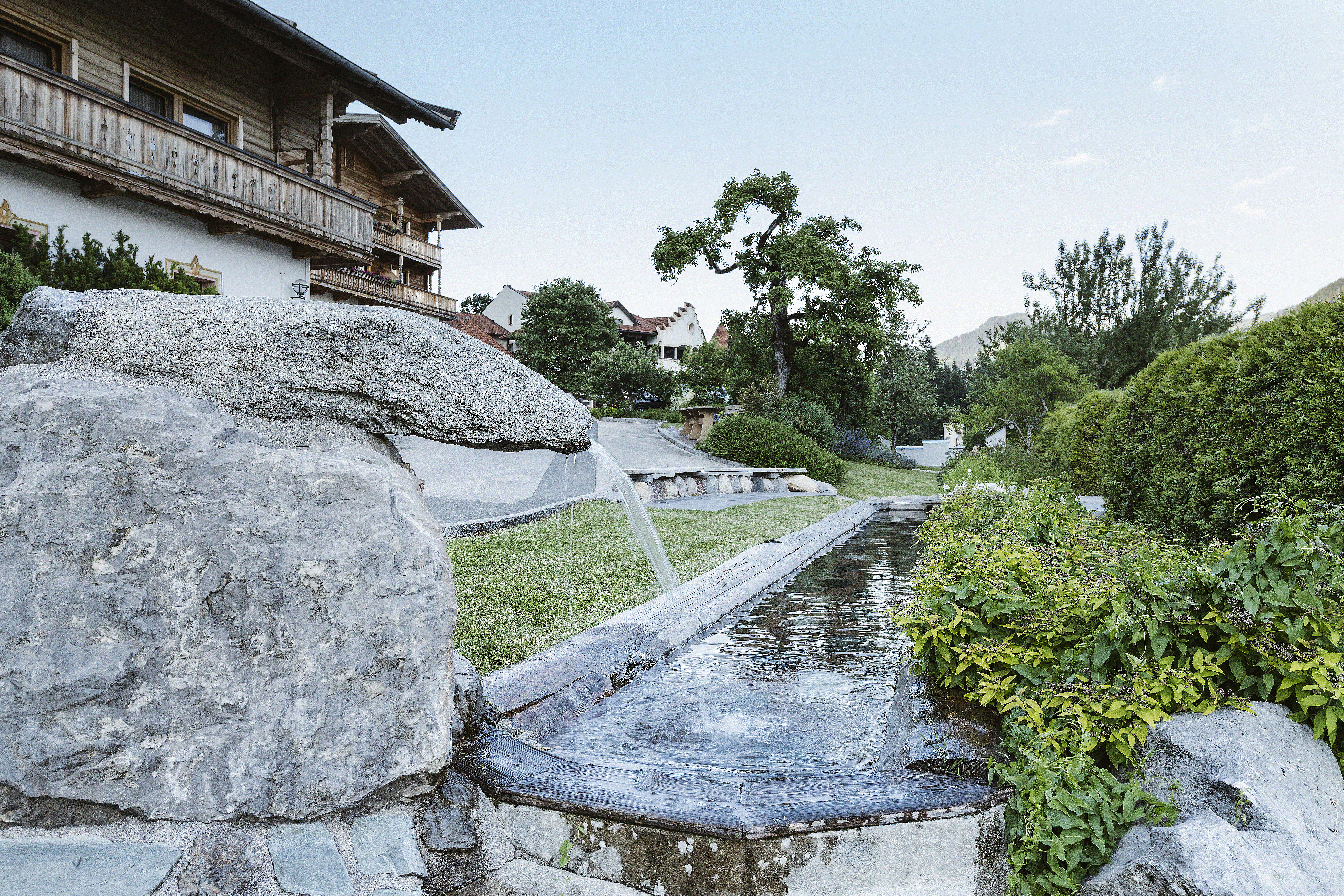 Frühstückspension: Ein wilder Garten. Außerdem steht Ihnen ein Kneippbecken zur Verfügung, gefüllt mit frischem Bergquellwasser aus unserer hauseigenen Quelle. Kneippen ist die perfekte Behandlung der beanspruchten Muskulatur nach einer Bergwanderung. - Landhaus Ager