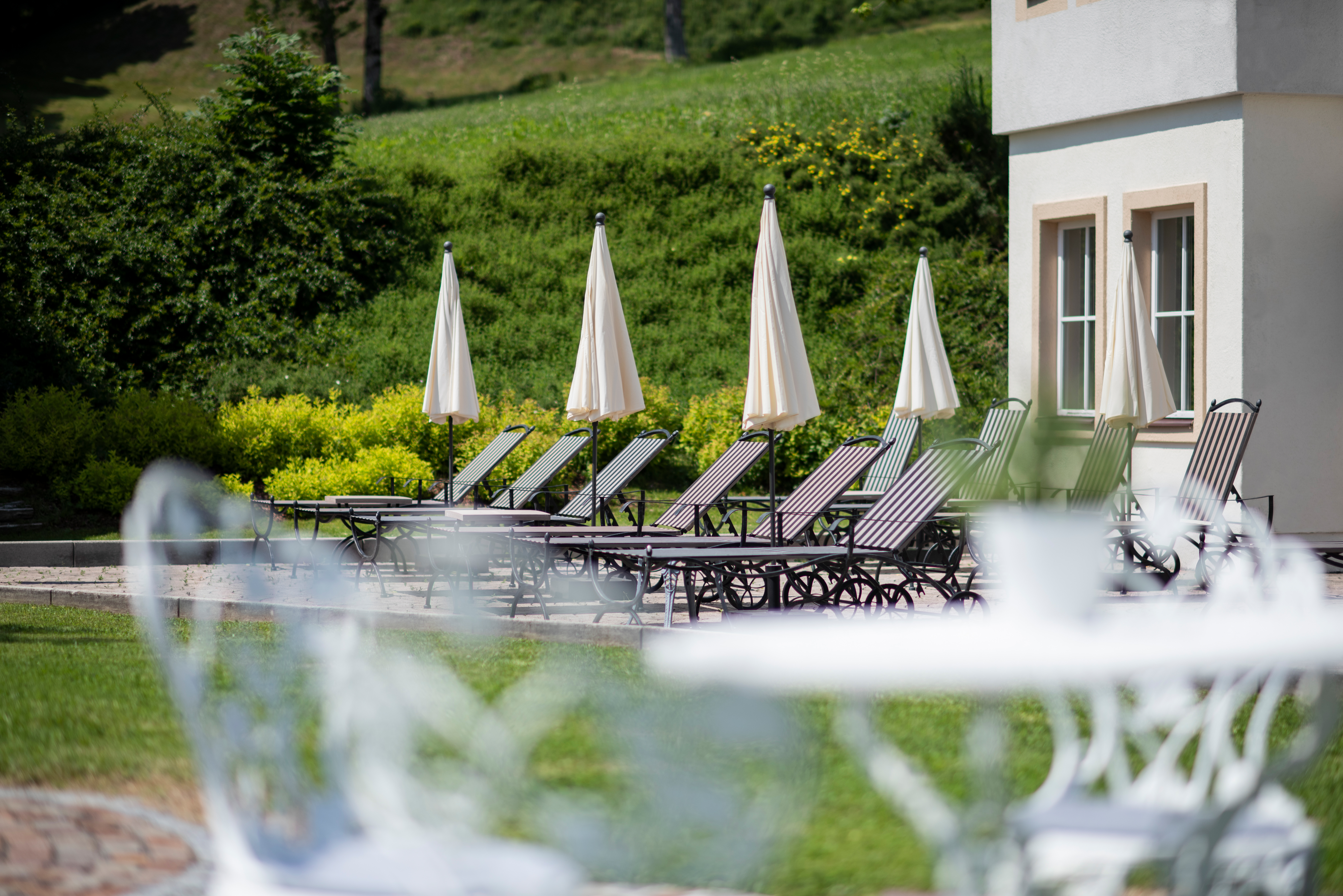 Frühstückspension: Wasserwelt. Liegebereich vor dem Hallenbad mit Blick auf die Tiroler Bergwelt. - Landhaus Ager