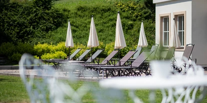 Pensionen - Parkplatz: kostenlos bei der Pension - Alpbach - Wasserwelt. Liegebereich vor dem Hallenbad mit Blick auf die Tiroler Bergwelt. - Landhaus Ager