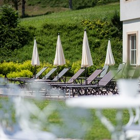 Frühstückspension: Wasserwelt. Liegebereich vor dem Hallenbad mit Blick auf die Tiroler Bergwelt. - Landhaus Ager