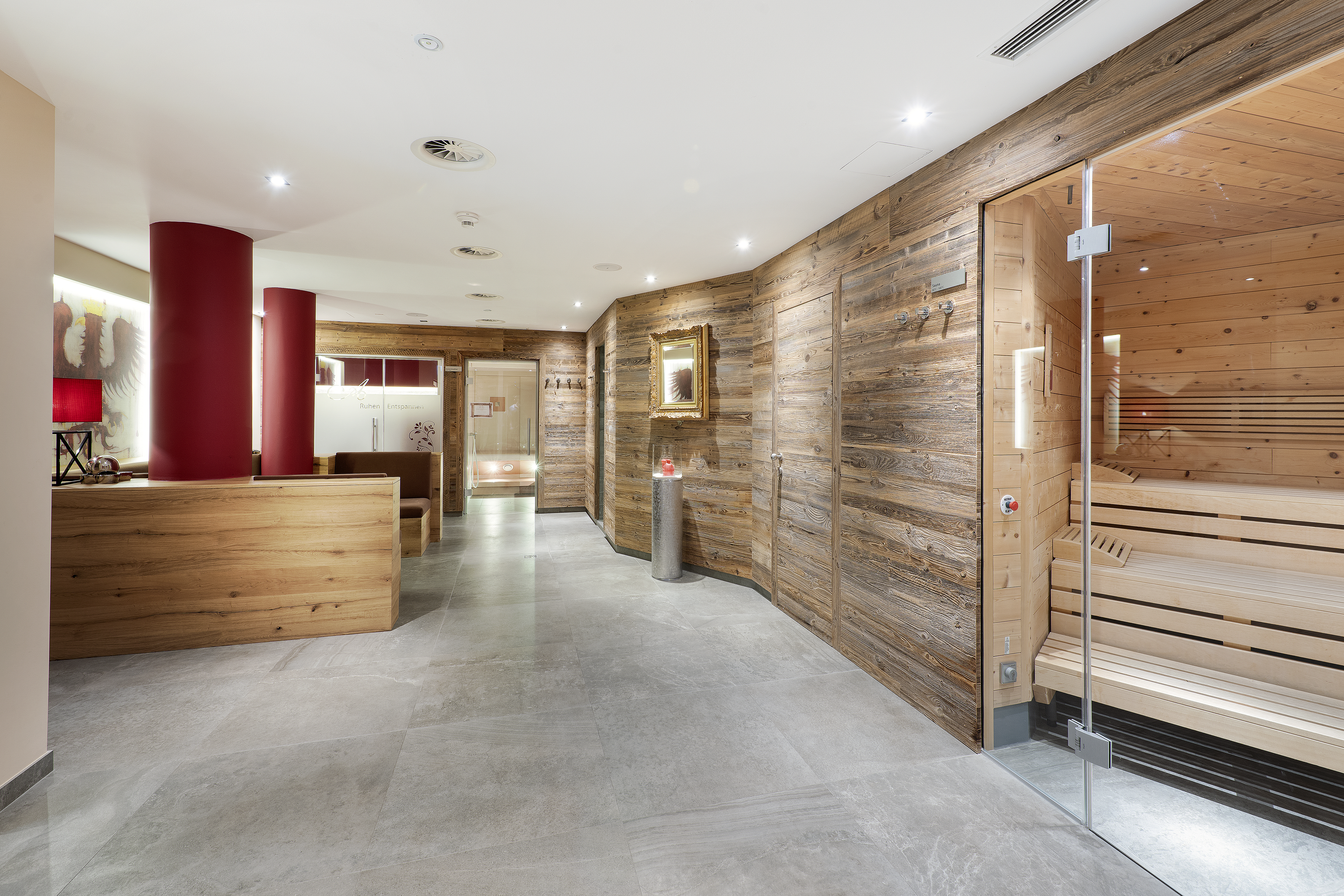 Frühstückspension: Sauna, Sanarium, Dampfbad - welche Temperatur darf es für Sie sein? Möchten Sie das Brennen der Schweißtropfen auf Ihrer Haut spüren? Den würzigen Duft eines Heublumen-Dampfbades atmen oder im Sanarium entspannen?
Im Hotel AlpenSchlössl erwartet Sie unsere Tiroler Schwitzstube. Der weitläufige Wellnessbereich lässt keine Wünsche offen. - Landhaus Ager