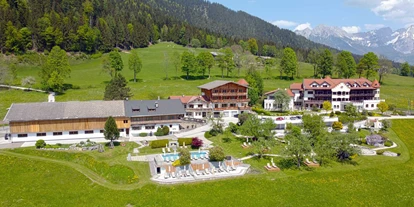 Pensionen - Parkplatz: kostenlos bei der Pension - Alpbach - Mitten im Grünen und fernab der großen Städte liegt das Landhaus Ager und Haupthaus Hotel AlpenSchlössl auf einer malerischen Hochebene in Söll am Wilden Kaiser in Tirol. Umgeben von unberührter Natur und umrahmt von sonnenbeschienen Wiesen und stillen Wäldern ist unser familiengeführtes 4- Sterne-Hotel ein Refugium der Ruhe inmitten der Tiroler Bergwelt. Die hervorragende Lage macht unser Haus einzigartig. In welche Richtung man auch schaut, immer staunt man über ein phänomenales Bergpanorama! Hotel AlpenSchlössl und Landhaus Ager befinden sich direkt nebeneinander. Abgerundet wird dieses Bild alpiner Idylle mit dem traditionellen Agerhof und unserem romantischen Schlösslgarten. - Landhaus Ager